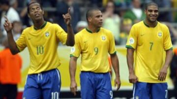 Ronaldinho, Ronaldo y Adriano con Brasil.