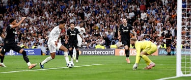 1-0. Gran jugada de Vinicius dentro del área que finaliza con un zurdazo que se estrella en la base del poste. Jude Bellingham, atento al rechace, empuja el balón al fondo de la portería de Michele Gregorio.