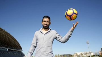 Michael Santos lanza un balón al aire durante una entrevista.