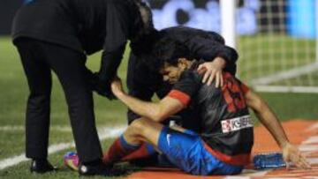 Diego Costa es atendido durante el partido contra Osasuna. 
