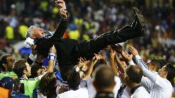 MOMENTO CUMBRE. Ancelotti, manteado tras ganar la Décima.