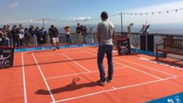 Kei Nishikori y Rafa Nadal, en un partido de exhibición en el parque del Tibidabo durante la presentación del Barcelona Open Banc Sabadell.