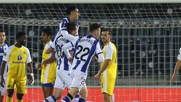 Belgrade (Serbia), 24/10/2024.- Real Sociedad's Jon Pacheco (C-L) celebrates with his teammates after scoring the 1-0 lead during the UEFA Europa League soccer match between Maccabi Tel Aviv and Real Sociedad, in Belgrade, Serbia, 24 October 2024. (Belgrado) EFE/EPA/ANDREJ CUKIC