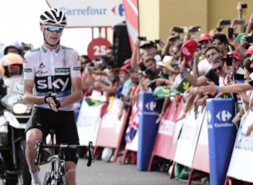 Chris Froome, máximo rival de Nairo Quintana, exigió al colombiano en la etapa 20 y lo aplaudió en los últimos metros de recorrido.