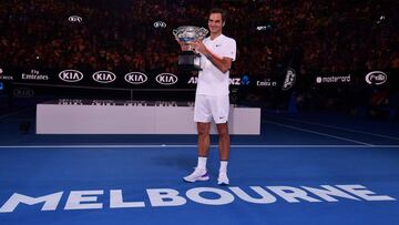 Roger Federer posa con el trofeo de campe&oacute;n del Open de Australia 2018.