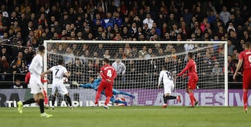 1-0. Gonçalo Guedes marcó el primer gol.