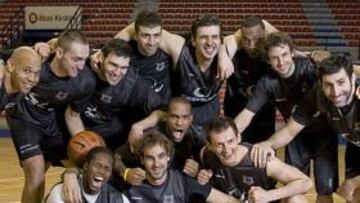 <b>HOMBRES DE HIERRO. </b>El equipo bilbaíno posa en la remozada pista de La Casilla antes de partir hacia Moscú, donde juega esta tarde.