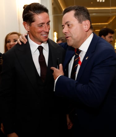 Fernando Torres, Premio AS del Deporte 2025, junto a Tomás Roncero, Subdirector de AS.