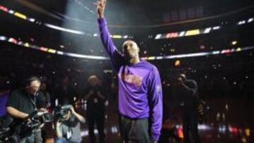 Kobe Bryant devuelve los gestos de cariño de la grada.