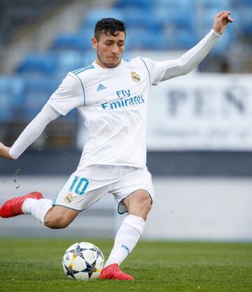 El centrocampista es un especialista a balón parado. En un amistoso de pretemporada anotó un gol lejano ante el Manchester City. Tras su paso por el Castilla jugó cedido dos temporadas en el Leganés. Tras el descenso firmó por el Sevilla en 2020.