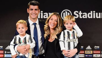 &Aacute;lvaro Morata y Alice Campello en la presentaci&oacute;n oficial del jugador en Tur&iacute;n.