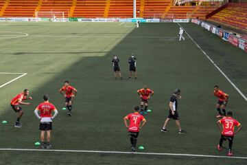 El cuerpo técnico de Sport Herediano con mascarilla durante la sesión de trabajo del equipo. Los clubes profesionales de fútbol de Costa Rica volvieron a los entrenamientos tras más de un mes de confinamiento por el coronavirus.