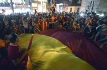 Fan芍ticos del equipo Galatasaray celebran, la Superliga de Campeones de Turqu赤a, en Estambul (Turqu赤a). El Galatasaray logr車 su vig谷simo t赤tulo de campe車n de la Liga turca, tras el empate (2-2) cosechado hoy por el Fenerbahce, segundo clasificado, en su visita al campo del Istanbul Basaksehir.