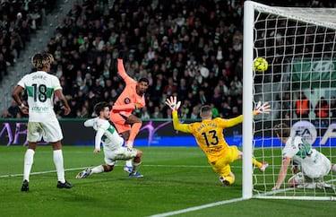 1-3. Marcus Rashford marca el tercer tanto del Barcelona. Tras una serie de rechaces y en la que David Affengruber realiza una salvada, el jugador ingés no perdona.