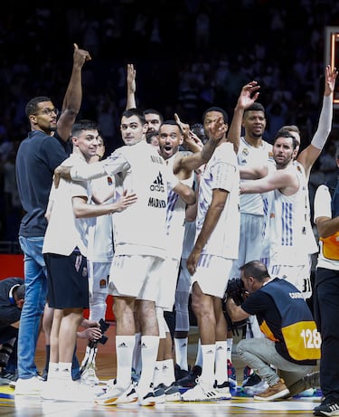 Los jugadores del Real Madrid celebran la victoria y la clasificación a la Final Four de la Euroliga.