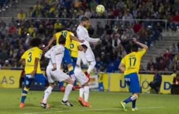 Sergio Ramos marca el primer gol del partido.
