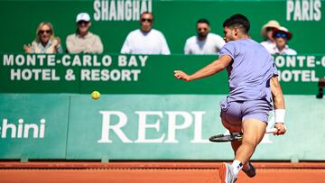 Spain's Carlos Alcaraz plays a forehand return to Germany's Daniel Altmaier during the Monte Carlo ATP Masters Series Tournament round of 16 tennis match on the Ranier III court at the Monte Carlo Country Club in Roquebrune-Cap-Martin on April 10, 2025. (Photo by Valery HACHE / AFP)