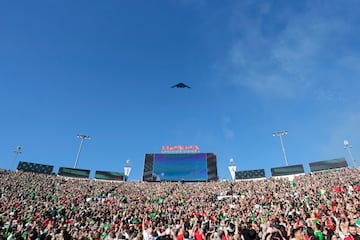 Vista general del sobrevuelo de un bombardero B-2 antes del partido entre los Oregon Ducks y los Ohio State Buckeyes en el Estadio Rose Bowl el 1 de enero de 2025 en Pasadena, California.