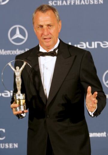 Johan Cruyff con el trofeo Laureus.