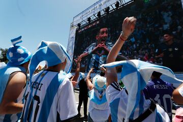 Aficionados argentinos celebran el gol de Ángel di María, que puso el 2-0 en el marcador.