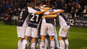 Los jugadores del Castellón celebran una victoria de esta temporada.