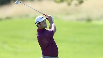 Jon Rahm golpea una bola durante la primera jornada de The CJ Cup @ Shadow Creek en Las Vegas, Nevada.