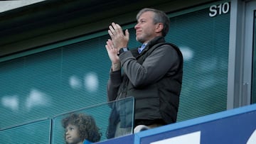 Roman Abramovich, due&ntilde;o del Chelsea, aplaude desde el palco durante un partido.