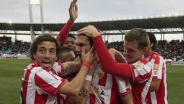 <b>CELEBRACIÓN CON RABIA. </b>Los jugadores del Almería hacen piña con Carlos García tras el 1-0.