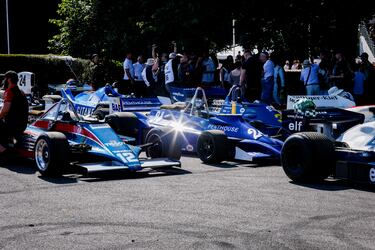 Vista general de varios vehículos clásicos de la Fórmula 1 en el Festival de la velocidad de Goodwood.