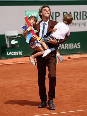 Gustavo Kuerten con sus hijos.