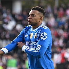 Mbappé da la cara por el vestuario