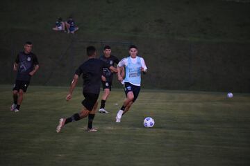 Este sábado, los jugadores James Rodríguez y Camilo Vargas, entrenaron en Atibaia, Brasil, siendo los primeros en comenzar su preparación, bajo la dirección del técnico Reinaldo Rueda, de cara al compromiso frente a Brasil, válido por las clasificatorias a la Copa Mundial de la FIFA Catar 2022.