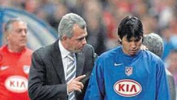 <b>AL BANQUILLO. </b>Javier Aguirre volverá a dejar a Agüero como suplente en el partido de hoy.