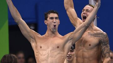 Michael Phelps y Caeleb Dressel celebran el oro para Estados Unidos despu&eacute;s ganar el relevo del 4x100m libre en los Juegos Ol&iacute;mpicos de R&iacute;o 2016.