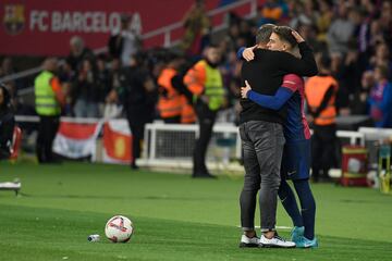 Ovación atronadora en el minuto 83 para el mediocentro sevillano que recibió el brazalete de capitán de Pedri antes de entrar en el rectángulo de juego. Flick le felicita.