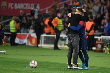 Ovación atronadora en el minuto 83 para el mediocentro sevillano que recibió el brazalete de capitán de Pedri antes de entrar en el rectángulo de juego.  Flick le felicita.