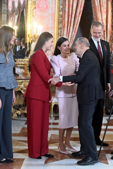 La Infanta Sofía, la Princesa Leonor, la Reina Letizia, Javier Solana y el Rey Felipe VI durante la recepción celebrada tras la imposición del Toisón de Oro en el Palacio Real.