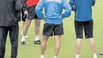 <b>INSTRUCCIONES.</b> Aguirre daba órdenes ayer a sus jugadores antes de comenzar el partidillo.