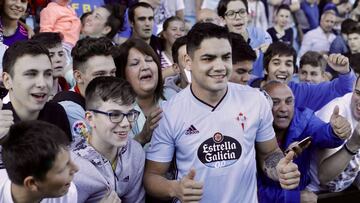 Gabriel Fernández junto a aficionados del Celta en la presentación del delantero en Balaídos.