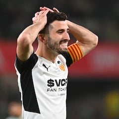 El Valencia gasta su última bala para salvar a Gayà