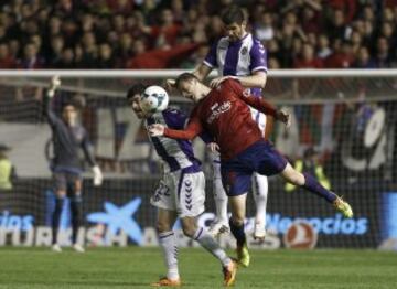 El jugador de Osasuna Oriol Riera, intenta controlar el esférico ante Victor Perez, y Stefan Mitrovic, del Valladolid, durante el partido que ambos equipos han disputado esta noche en el estadio de El Sadar correspondiente a la trigesimo tercera jornada del campeonato de liga de primera división.