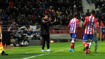 Míchel da instrucciones en la banda de Montilivi.