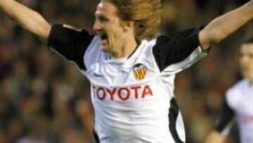 <b>EN EL AIRE</B>. El futuro del goleador del Valencia está en el aire.