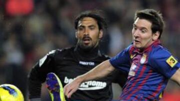 <b>NO LA CONTROLÓ. </b>Esta vez, Messi falló en el control de la pelota y no pudo encarar a Aouate.