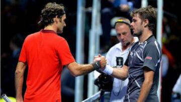 Los tenistas suizos Roger Federer y Stan Wawrinka se saludan tras su partido en las ATP Finals 2014.