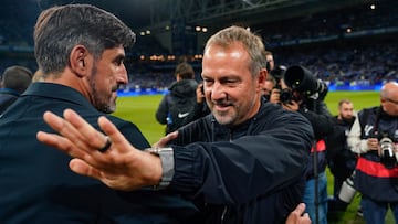 OVIEDO, 25/09/2025. - El entrenador del Barcelona, el alemán Hansi Flick (d) saluda al del Real Oviedo, el serbio Veljko Paunovic, antes del partido de LaLiga entre el Real Oviedo y el Barcelona, este jueves en el estadio Carlos Tartiere. EFE/Paco Paredes