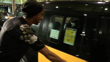 Lo mejor del día: el taxista de Ronaldinho casi se va sin él
