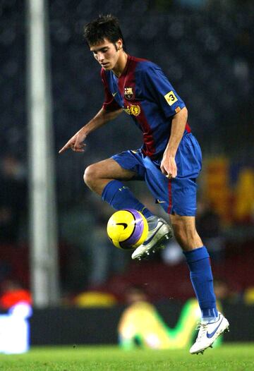 Ingres en la cantera del Barcelona a los diez a?os y debut con el primer equipo en la Copa del Rey 2006-07