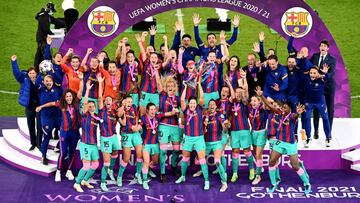 GOTHENBURG, SWEDEN - MAY 16: Vicky Losada of FC Barcelona lifts the UEFA Women's Champions League Trophy in celebration with team mates following the UEFA Women's Champions League Final match between Chelsea FC and Barcelona at Gamla Ullevi on M