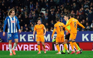 Contraataque del Rea Madrid, Kylian Mbappé avanza con el balón controlado y Carlos Romero entra a destiempo con los tacos por delante en el gemelo del jugador francés. El VAR no avisa a Muñiz Ruiz, que sí muestra la cartulina amarilla al defensa perico.